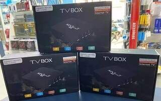 TV Box utilizados por alunos responsáveis pelo projeto (Foto: Arquivo Campo Grande News)