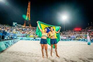 Duda e Ana Patrícia segurando bandeira do Brasil nos Jogos Olímpicos de Paris (Foto: Divulgação)