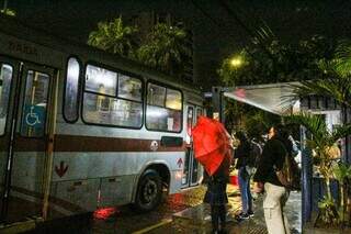 Pessoas aguardando em ponto para embarcar em ônibus  nesta sexta-feira (Foto: Juliano Almeida) 