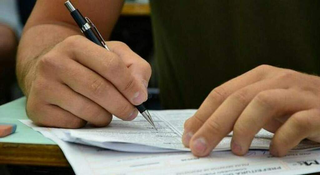 Estudante preenchendo cartão de respostas durante prova. (Foto: Arquivo/Agência Brasil)