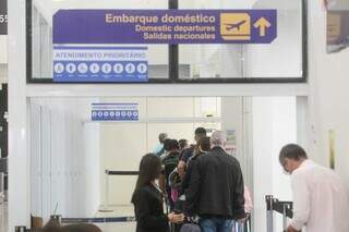 Passageiros na fila de embarque no Aeroporto Internacional de Campo Grande (Foto: Marcos Maluf)