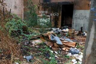 Lixo acumulado em outra parte da construção abandonada. (Foto: Henrique Kawaminami)