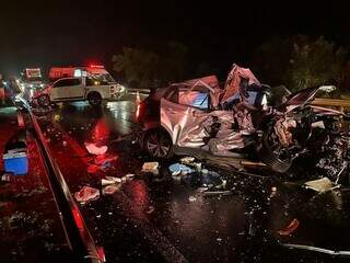 Acidente entre 3 ve&iacute;culos deixa rastro de destrui&ccedil;&atilde;o, mas ocupantes saem ilesos 