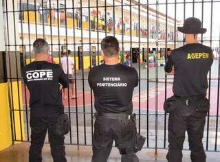 Agentes na penitenciária de Dourados, maior presídio de MS com 2.700 internos (Foto: Arquivo)