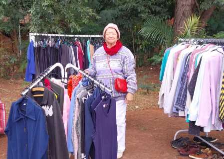 Encontro de brechós é chance de garimpar casaco barato no sábado frio