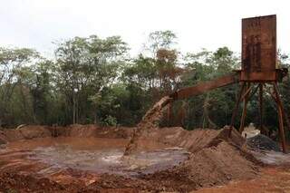 Draga em atividade para retirada da areia do lago de contenção do Parque das Nações. (Foto: Gustavo Escobar/Imasul)