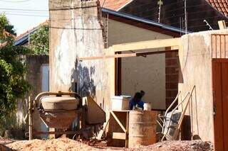 Terreno em Campo Grande com obra em andamento. (Foto: Henrique Kawaminami)