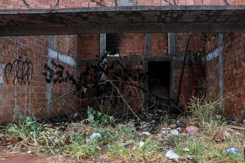 Abandonada há 10 anos, construção virou ponto de drogas e descarte de lixo