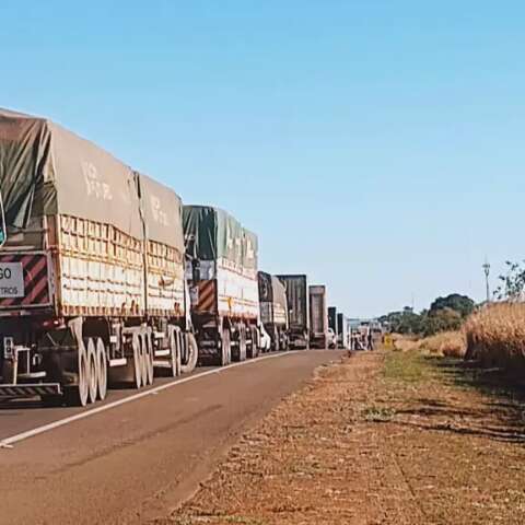 Retirada de caminh&atilde;o tombado deixa rodovia BR-163 congestionada