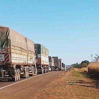 Fila de caminhões esperando liberação de pista (Foto: Direto das Ruas)