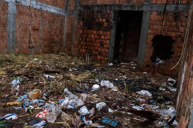 Constru&ccedil;&atilde;o abandonada na Rua Brilhante ser&aacute; limpa pela prefeitura