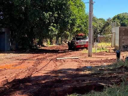 Moradores ficam "presos" em casa após obra transformar rua em lamaçal 