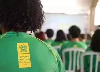 Alunos sentados em pátio de escola estadual (Foto: Henrique Kawaminami)