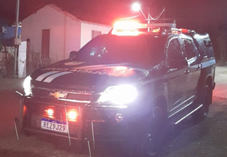 Policiais durante diligências para recuperar as joias furtadas (Foto: divulgação / Polícia Civil) 