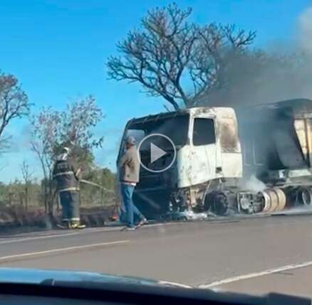 Carreta pega fogo na BR-163 e chamas se estendem para vegeta&ccedil;&atilde;o 