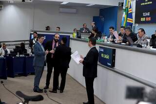 Vereadores durante sessão ordinária: ao centro os parlamentares Victo Rocaha, o &#34;Dr. Victor&#34; (PSDB), Juari Lopes, o “Prof. Juari” (PSDB), Tiago Vargas (PP) e Otávio Trad (PSD). (Foto: Izaías Medeiros/CMCG)