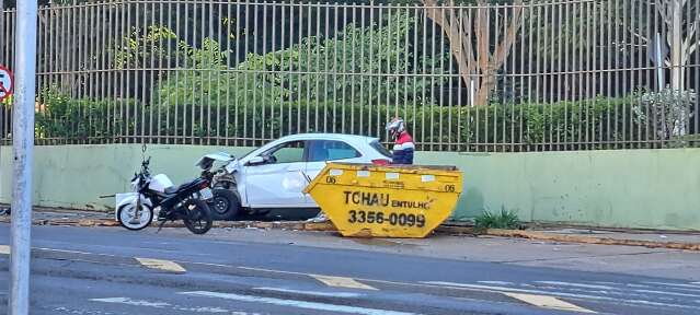 Motorista perde o controle e para entre ca&ccedil;amba e muro