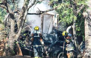 Bombeiros durante o combatede incêndio (Foto: Juliano Almeida)