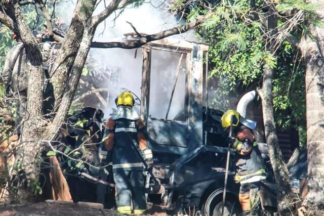 Patrola pega fogo em &aacute;rea particular no Parque dos Poderes 