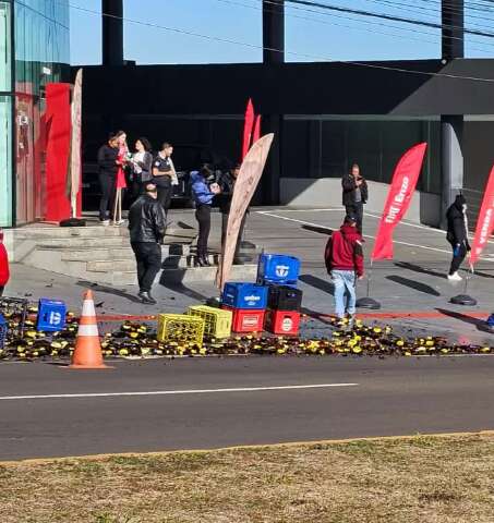 Lona de caminh&atilde;o abre em curva e derruba 30 caixas de cerveja