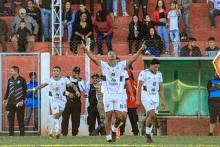 Matheus marcou os dois gols e fez a festa da torcida caarapoense no Estádio Carecão. (Foto: @polygon_fotografia)