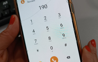 Smartphone é utilizado em ligação para o 190 (Foto: Caroline Maldonado)