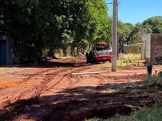 Guincho chamad para auxiliar morador ficou atolado em rua do Vilas Boas (Foto: Direto das Ruas)