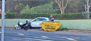 Veículo Ford Ka entre caçamba e muro de condomínio, na Rua Ceará (Foto: Direto das Ruas)