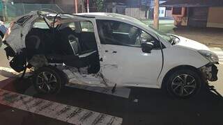 Citroen C3 com a lateral traseira destruída após a batida (Foto: Direto das Ruas)