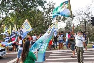 Cabos eleitorais durante bandeirada na última eleição em 2022 (Foto: Henrique Kawaminami/ Arquivo)