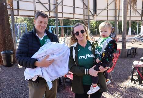 Com friozinho, famílias buscam "banho de sol" em Dia dos Pais no parque