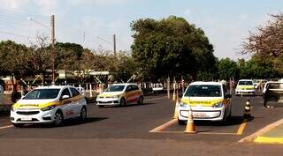 Veículos de autoescolas no pátio do Detran, em Campo Grande. (Foto: Divulgação)