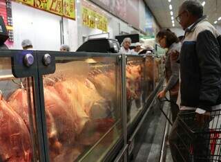 Açougue tem carnes refrigeradas à mostra e pais agasalhados na fila (Foto: Osmar Veiga)