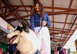 A estudante Nicole e o husky siberiano Wolf passeiam pela Plataforma Cultural (Foto: Osmar Veiga)