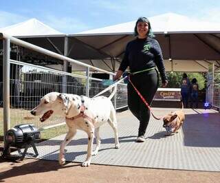 Expositora que tem creche para cães levou dois pets para o evento (Foto: Osmar Veiga) 