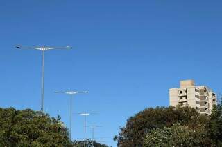 Céu amanheceu sem nuvens na região da Vila Planalto em Campo Grande (Foto: Osmar Veiga)