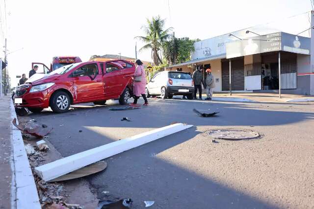 Carro bate em traseira de camionete, tomba e atinge outro ve&iacute;culo