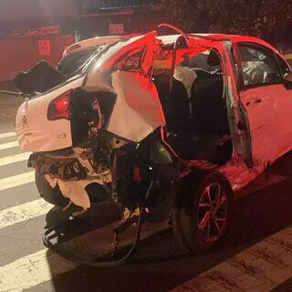 Citroen C3 com a lateral traseira destruída após a batida (Foto: Direto das Ruas)