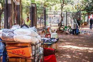 Ambulantes dividem espaço na calçada da Avenida Afonso Pena. (Foto: Henrique Kawaminami)