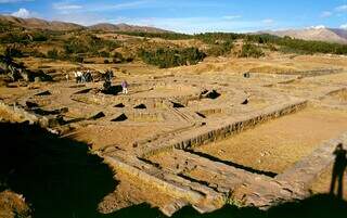 Sacsayhuaman é uma fortaleza do Império Inca, construída por volta de 1438, hoje em ruínas, localizada dois quilômetros ao norte da cidade de Cuzco (Foto: Reprodução)