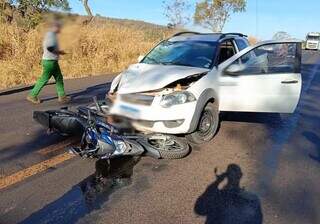 A frente do carro ficou parcialmente destruída (Foto: Reprodução Redes Sociais)