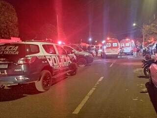 Viaturas do Samu, PM e BPChoque interditam a Rua Cidade Jardim, na Vila Danúbio Azul. (Foto: Enryck Sena)