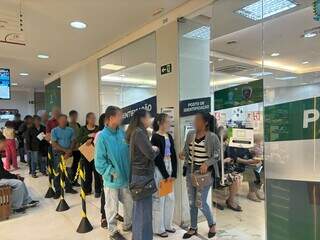 Fila registrada em frente a posto de identificação nesta segunda-feira (Foto: Direto das Ruas) 