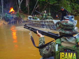 Agente do Ibama armado durante trabalho de fiscalização em garimpo ilegal. (Foto: Arquivo/MMA)