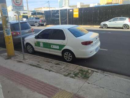 Carro do Detran é flagrado estacionado em vaga exclusiva de motos