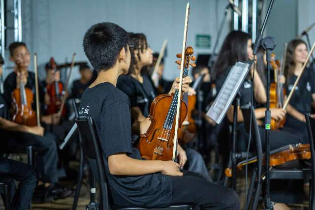 Orquestra com 38 jovens estreia &lsquo;Concerto Brasuca&rsquo; no Teatro Prosa