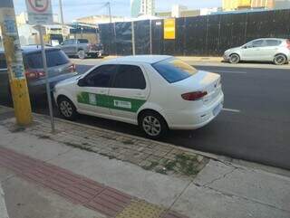 Carro do Detran foi flagrado estacionado em vaga exclusiva de motos. (Foto: Direto das Ruas)