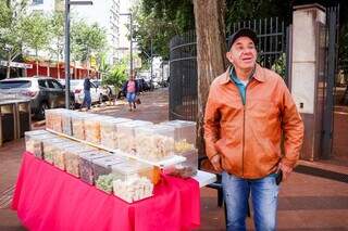 Na calçada, próximo a Praça Ary Coelho, Odair comercializa doces diariamente. (Foto: Henrique Kawaminami)