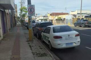 Carro estava estacionado na Rua Treze de Maio próximo a Rua Sete de Setembro. (Foto: Direto das Ruas)