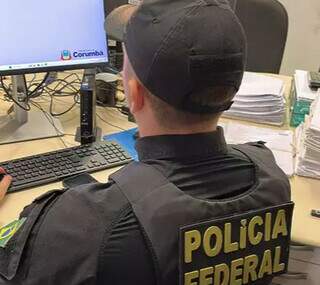 Policial federal durante cumprimento de mandado de operação em Corumbá. (Foto: Divulgação/PF)